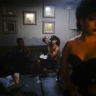 Instancia. Drag Queens se alistan para un show en el club LGTBI Envy Club, en Ciudad de Panamá.