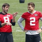 Aaron Rodgers (i) junto a Zach Wilson, quien lo suplirá en el juego de este jueves 3 de agosto.