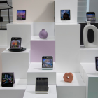 Los Galaxy Z Flip5 ahora traen una pantalla delantera mucho más amplia que la de su antecesor.