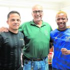 Eduardo Puentes, entrenador (i), Jorge Delgado, del COE, y Jeremy Peralta.