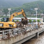 Las intensas lluvias y las inundaciones provocadas por el tifón Doksuri causaron graves daños y el derrumbe este jueves de parte de un puente en la provincia de Heilongjiang, en el noreste de China,