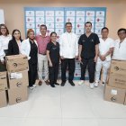 Monseñor Luis Gerardo Cabrera, arzobispo de Guayaquil y presidente del Banco de Alimentos Diakonía, junto a los representantes de las empresas aliadas del Banco de Medicina.