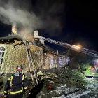 Una foto proporcionada por el Servicio Estatal de Emergencia de Ucrania muestra a los rescatistas ucranianos tratando de apagar un incendio después de que un dron ruso golpeó un edificio privado en una aldea de la región de Kiev, Ucrania, el 2 de agosto de 2023