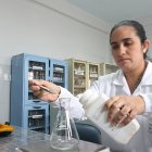 La químico farmacéutica Ana Loor durante su labor en uno de los laboratorios de la Arcsa.