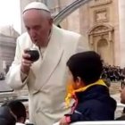 El Papa Francisco se detiene a tomar el mate que le ofrecían unos jóvenes compatriotas argentinos