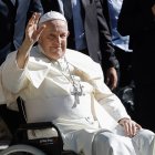 El Papa Francisco saluda cuando llega para visitar el centro social parroquial de Serafina para reunirse con representantes de voluntarios y centros de caridad, en Lisboa, Portugal, el 4 de agosto de 2023