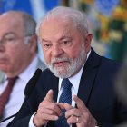 El presidente de Brasil, Luiz Inácio Lula da Silva, habla durante una rueda de prensa con corresponsales extranjeros hoy, en el Palacio de Planalto, en Brasilia (Brasil). El presidente brasileño, Luiz Inácio Lula da Silva, dijo este miércoles que espera que "la democracia venza" en las elecciones que se celebrarán en octubre en Argentina y que no se imponga un candidato que "piense que inversión social es gasto". EFE/ Andre Borges