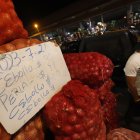 Mercado.- En Montebello, en Guayaquil, un saco de cebolla colorada se vende hasta en 90 dólares.