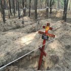 Pistas. Una cruz recuerda a uno de los 449 ucranianos que murieron.