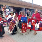 Exhibición. En la Plaza Central de SalasaKa se ofertan las prendas y los paños con decoraciones de la Madre Tierra.