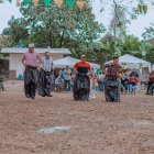 Recreación. Carrera de ensacados, una de las actividades en el festival.