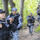 Fotografía cedida por el Gobierno de El Salvador donde se observan miembros del Ejército y la Policía Nacional Civil (PNC) de El Salvador durante el cerco que desde la madrugada de hoy ejercen en el departamento de Cabañas para "evitar la salida de pandilleros", según informó el presidente Nayib Bukele en Twitter. "Desde esta madrugada, 7.000 soldados y 1.000 policías han establecido un cerco de seguridad alrededor de todo el departamento de Cabañas. Su labor será evitar la salida de pandilleros del departamento y cortar todas las líneas de suministro de los grupos terroristas", indicó. EFE/ Gobierno De El Salvador SÓLO USO EDITORIAL/SÓLO DISPONIBLE PARA ILUSTRAR LA NOTICIA QUE ACOMPAÑA (CRÉDITO OBLIGATORIO)