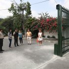 Un grupo de residentes, acompañados por la Policía, muestra los portones que se han colocado en el malecón.