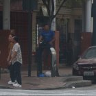 Ciudadanos se toman espacios destinados como basurero como su banquillo personal.