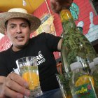 Bebida. Javier Torres, presidente de la Asociación de Vendedores de Plantas Medicinales del Mercado cuatro.