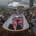 Tradición. En hombros llevan un ataúd con una persona viva dentro