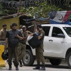 Agentes de Policía en el exterior de la residencia del exprimer ministro Imran Khan