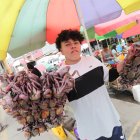 Feria.- Un comerciante de Naranjal ofrece atados de cangrejos.