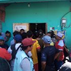 En una vivienda se cometieron dos crímenes. Su familiares llegaron al lugar.