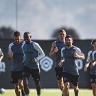 Dixon Arroyo y Lionel Messi en primera fila durante una práctica de Inter.