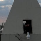 Spreen se asoma para saludar a sus viewers mientras lo graba la cámara de un drone