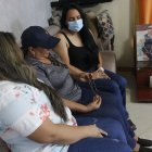 Sus hijas Diana y Evelyn, y su esposa Grace Jácome se aferran a la esperanza de hallar con vida al militar Gustavo Villalva.