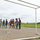 Los futbolistas elaborando un jugo de frutas para el almuerzo junto al dirigente Eric Ramírez.