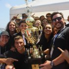 La nutrida delegación brasileña con el cetro de campeón en Santa Elena.