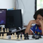 Emilio Santana se concentra y mira con mucho detenimiento las piezas de ajedrez antes de realizar una jugada.