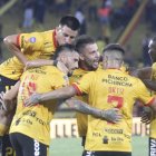 Los amarillos festejan el primer gol del Polaco