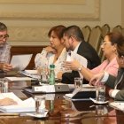 El jefe del Cuerpo de Bomberos de Guayaquil, Martín Cucalón, y varios empleados de la entidad atendieron una entrevista con EXPRESO.