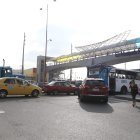 El puente peatonal del que se lanzó la fémina, en Daule.