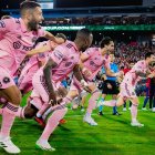 De izquierda a derecha, Jordi Alba, Dixon Arroyo, Leo Campana y Messi.