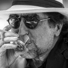 Joaquín Sabina es uno de los trovadores más populares de España, cuyo estilo particular ha llegado con éxito a otras latitudes.