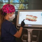 Evidencia. Una especialista observa un estudio dental mediante imagen digital de un paciente con bruxismo.