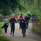 Hábito. Un grupo de personas corre en un parque.