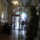 Claroscuros en el edificio de la Jefatura del Cuerpo de Bomberos de Guayaquil.