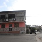 Por el robo de un celular, un ciudadano fue baleado frente a su hija y al pie de su casa en el sector de Juan Montalvo, norte de Guayaquil.