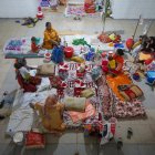 Pacientes reciben tratamientos por el virus de dengue en un hospital de Daca, en Bangladesh.