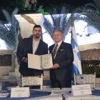 Aquiles Álvarez entrega un reconocimiento al director de la Junta de Beneficencia, Juan Xavier Cordovez.