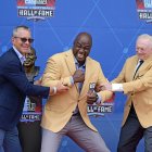 El millonario petrolero Jerry Jone (d), dueño de los Dallas Cowboys, es el gestor del crecimiento estratosférico de la institución.