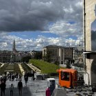 Mural con una figura del cuadro "El donante feliz" (1966) de René Magritte, pintado en un lugar turístico de Bruselas con motivo del 125 aniversario del nacimiento del artista.