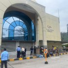 Agentes de la Policía inspeccionan el sitio para tratar de encontrar el supuesto artefacto explosivo.