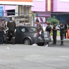 Agentes de Criminalística y grupos élite analizan el vehículo en el que se movilizaba la decana.