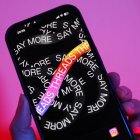 Vista de un teléfono móvil en el que se ve la aplicación Threads, de Meta.