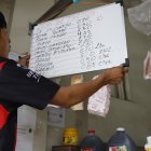 Tabla. Los comerciantes tienen la obligación de publicar los precios y se quejan de que el caso de los huevos todos los días sube de costo.