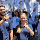 Jan Topic en campaña junto a su esposa.