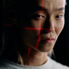 Bajo las nuevas normativas, se restringirá el uso de la tecnología de reconocimiento facial en lugares públicos como bancos, aeropuertos, hoteles, museos y bibliotecas, con el objetivo de "evitar su mal uso".