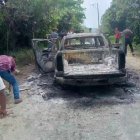 Hechos. Así quedó la camioneta incendiada dentro de la zona minera. Se observan impactos de los disparos.