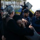 Familiares de Fernando Villavicencio llegaron a la morgue de Quito.